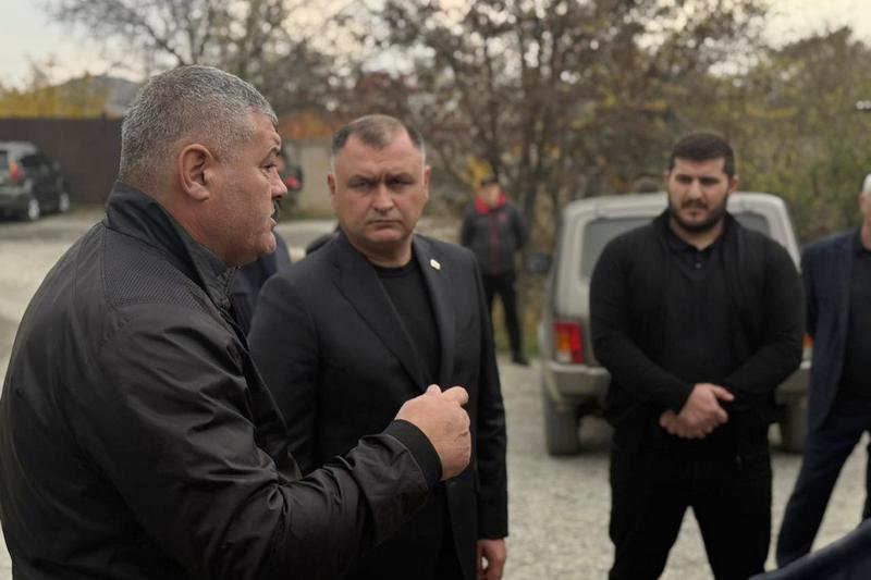 Алан Гаглоев проинспектировал начало работ по асфальтированию дороги в село Гуджабар