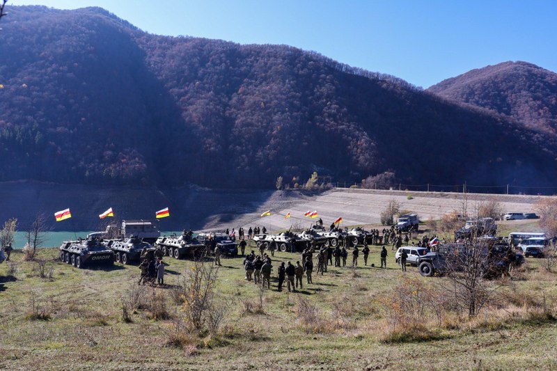 m6mcudds. Алан Гаглоев приветствовал участников марш-броска на бронетехнике