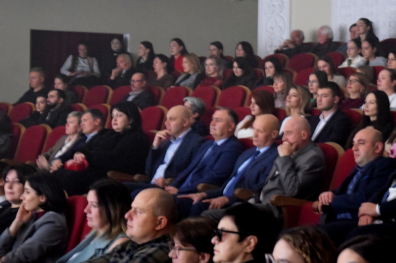 ny81zzvi. Алан Гаглоев посетил премьеру спектакля «Иванов»