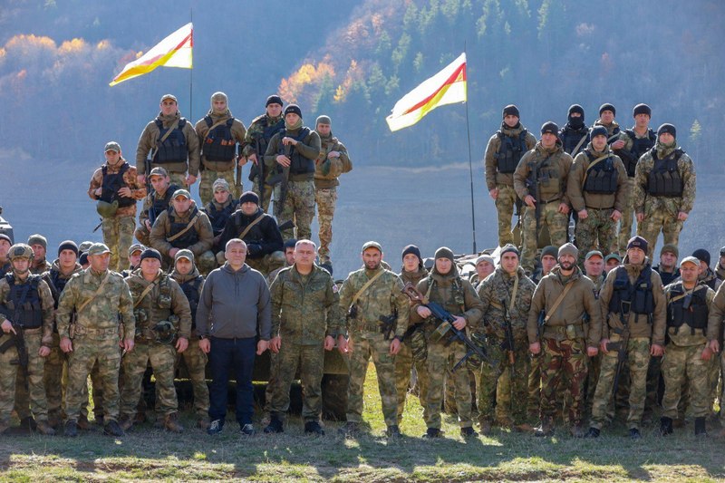 oe6t_1ej. Алан Гаглоев приветствовал участников марш-броска на бронетехнике