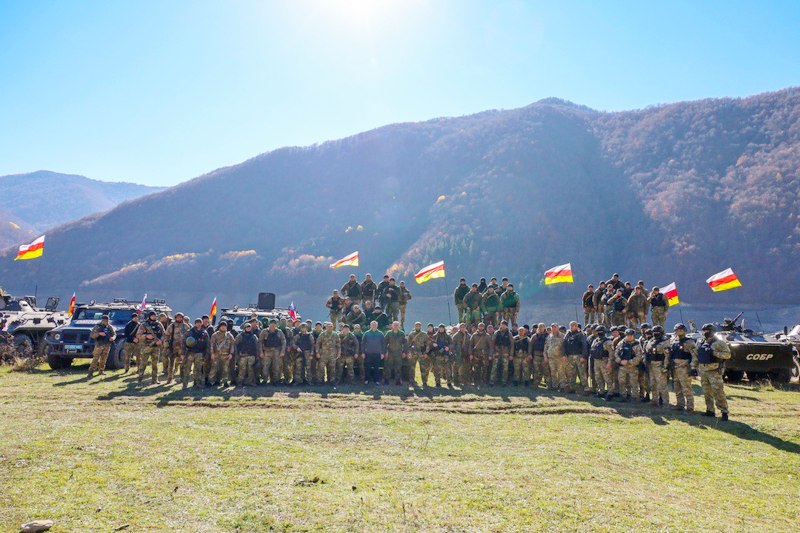 x6bmyj4. Алан Гаглоев приветствовал участников марш-броска на бронетехнике