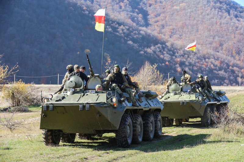 xgb086r2. Алан Гаглоев приветствовал участников марш-броска на бронетехнике