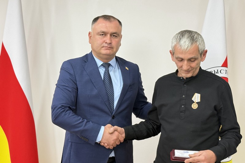 00pvua6y. Алан Гаглоев наградил работников РГУП «Энергоресурс – Южная Осетия»