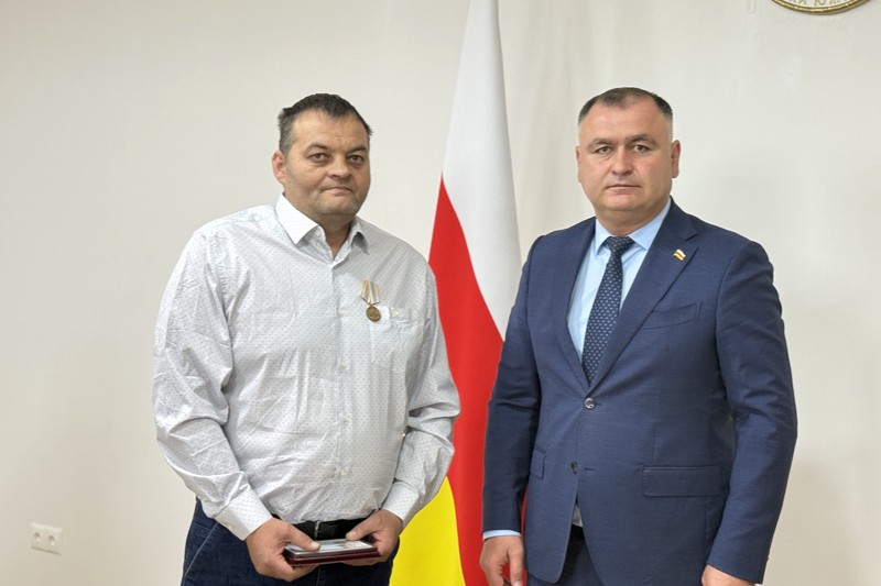 27zihzeh. Алан Гаглоев наградил работников РГУП «Энергоресурс – Южная Осетия»