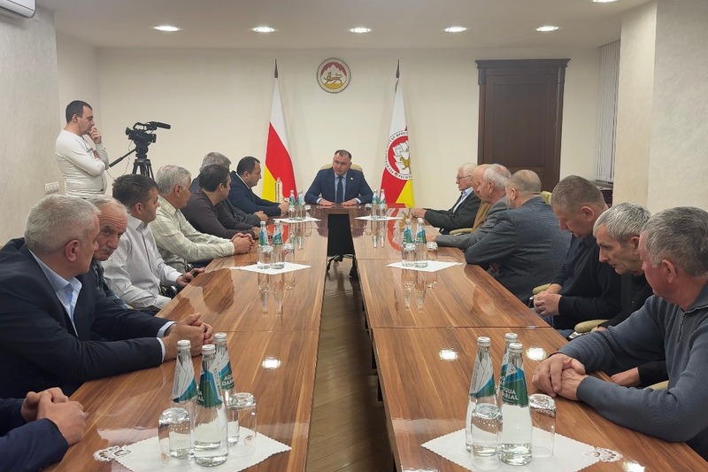 Screenshot. Алан Гаглоев наградил работников РГУП «Энергоресурс – Южная Осетия»