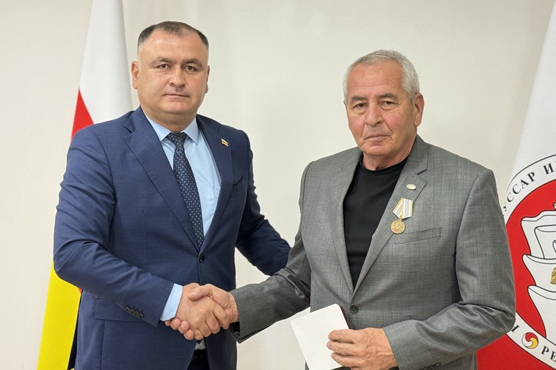 cediwd. Алан Гаглоев наградил работников РГУП «Энергоресурс – Южная Осетия»