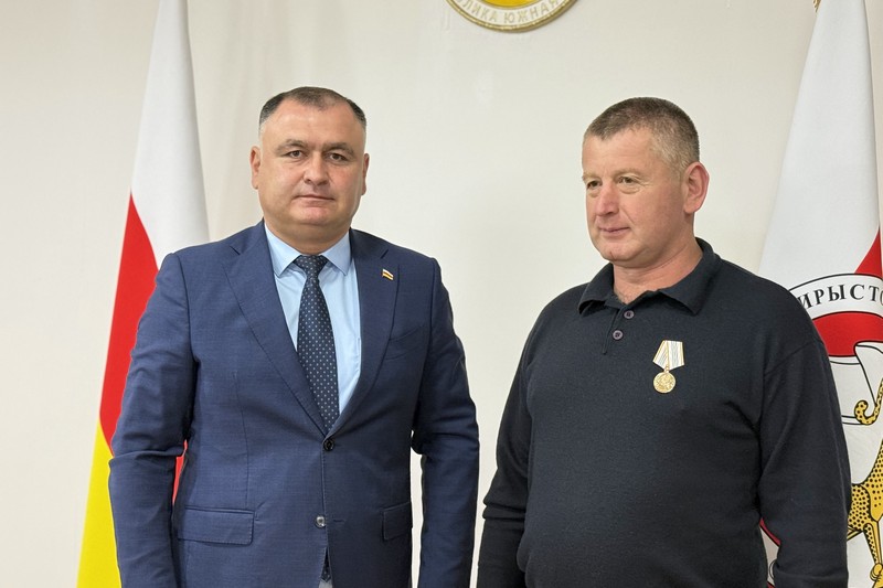 cv7qvj0. Алан Гаглоев наградил работников РГУП «Энергоресурс – Южная Осетия»