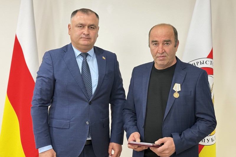 d6giq1g0. Алан Гаглоев наградил работников РГУП «Энергоресурс – Южная Осетия»