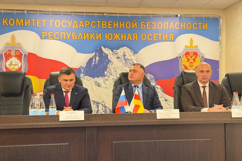 ecemfpt9. Алан Гаглоев поздравил сотрудников КГБ Южной Осетии с профессиональным праздником