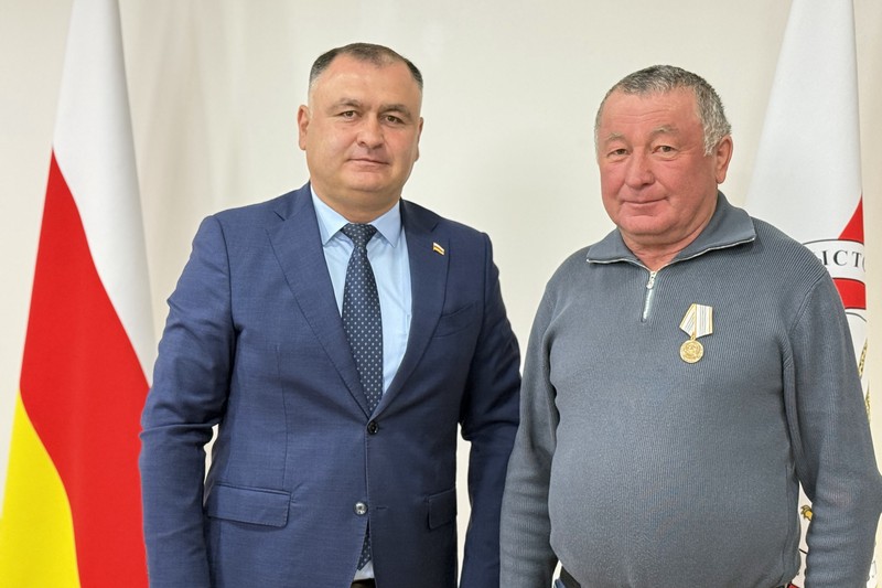 f2fe6p03. Алан Гаглоев наградил работников РГУП «Энергоресурс – Южная Осетия»