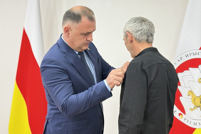 f8l8h4us. Алан Гаглоев наградил работников РГУП «Энергоресурс – Южная Осетия»