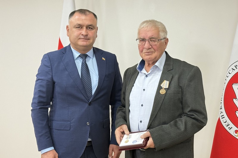 frqz4o84. Алан Гаглоев наградил работников РГУП «Энергоресурс – Южная Осетия»