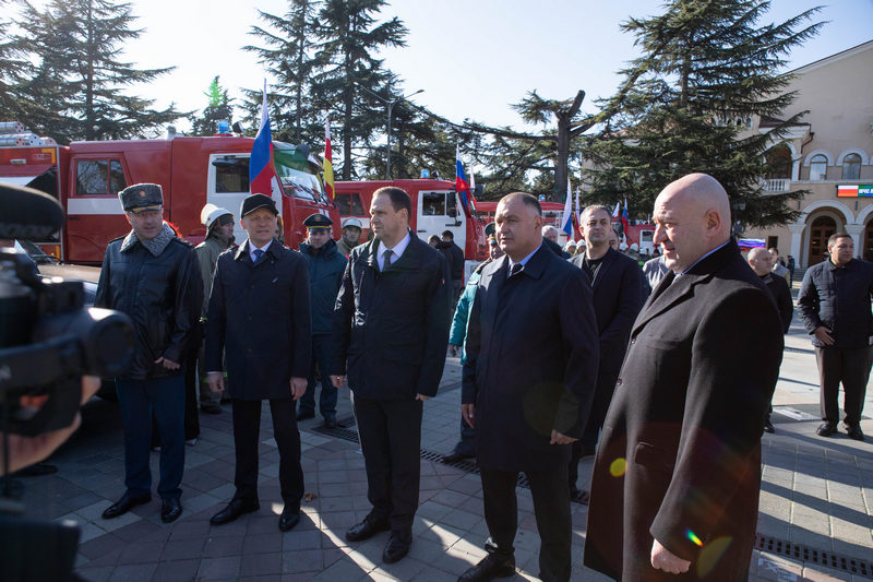 Алан Гаглоев принял участие в церемонии передачи специальной техники МЧС Южной Осетии