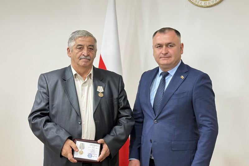 h0b26l9. Алан Гаглоев наградил работников РГУП «Энергоресурс – Южная Осетия»