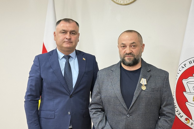 jhhzmovf. Алан Гаглоев наградил работников РГУП «Энергоресурс – Южная Осетия»