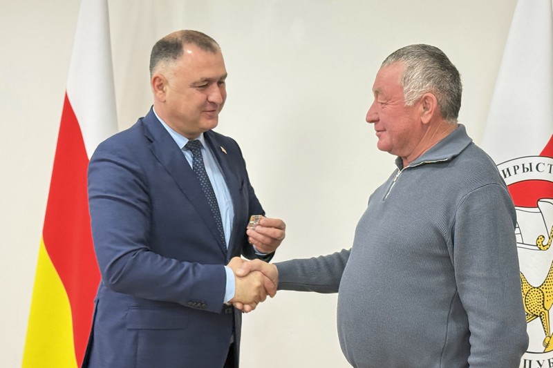 m479sjrm. Алан Гаглоев наградил работников РГУП «Энергоресурс – Южная Осетия»