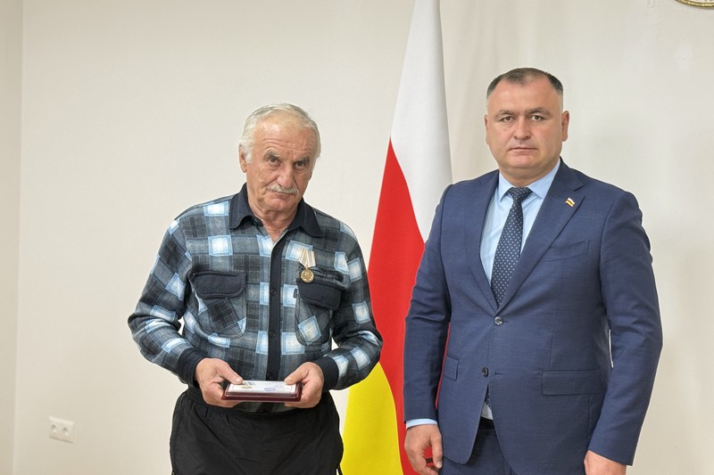 mgqh9emb. Алан Гаглоев наградил работников РГУП «Энергоресурс – Южная Осетия»