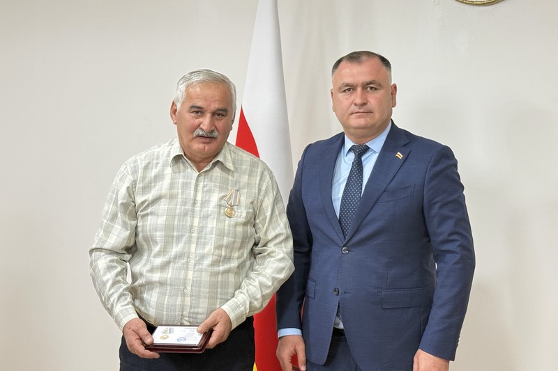 ow0l2jgx. Алан Гаглоев наградил работников РГУП «Энергоресурс – Южная Осетия»