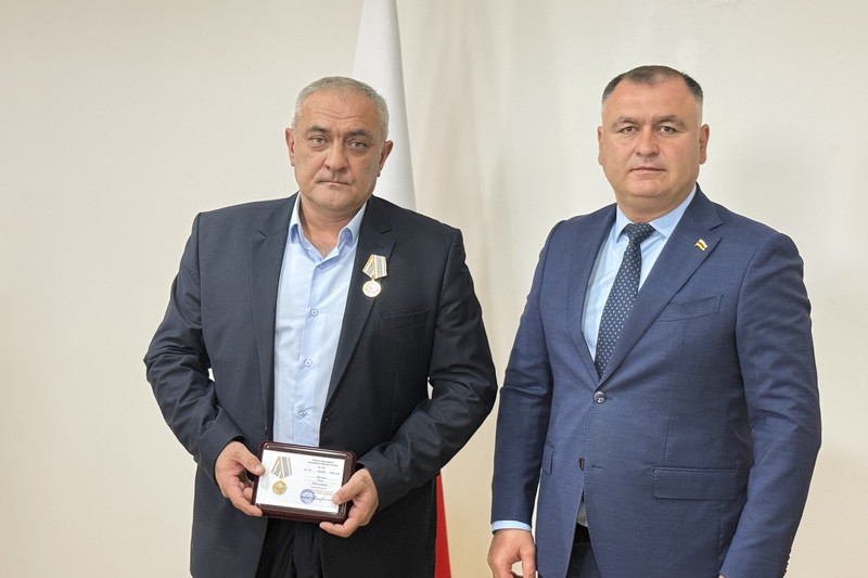 renb_13j. Алан Гаглоев наградил работников РГУП «Энергоресурс – Южная Осетия»