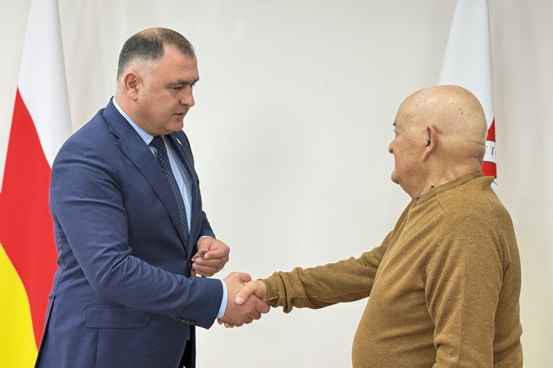 tfu8te3t. Алан Гаглоев наградил работников РГУП «Энергоресурс – Южная Осетия»