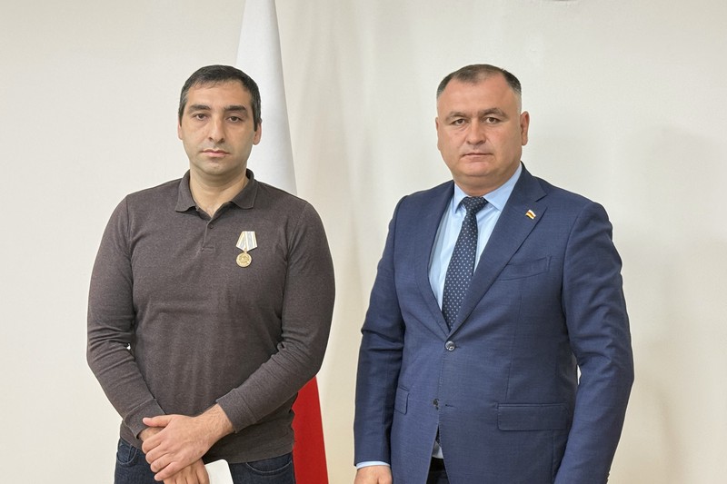 tqh_cteg. Алан Гаглоев наградил работников РГУП «Энергоресурс – Южная Осетия»