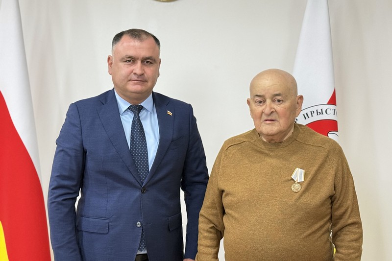 w3pyag09. Алан Гаглоев наградил работников РГУП «Энергоресурс – Южная Осетия»