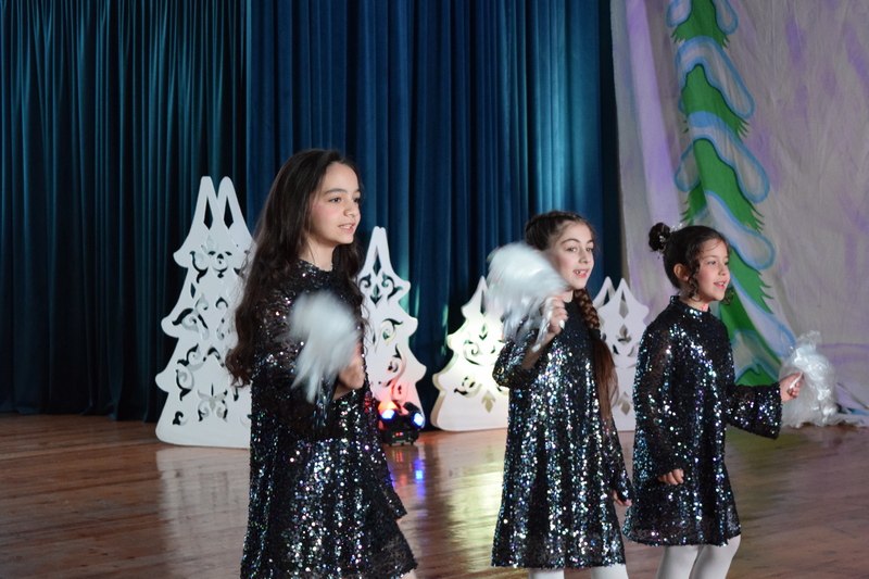 7y30aum8. В Цхинвале открылась Президентская елка