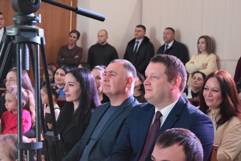 91vcu1y. В Цхинвале открылась Президентская елка