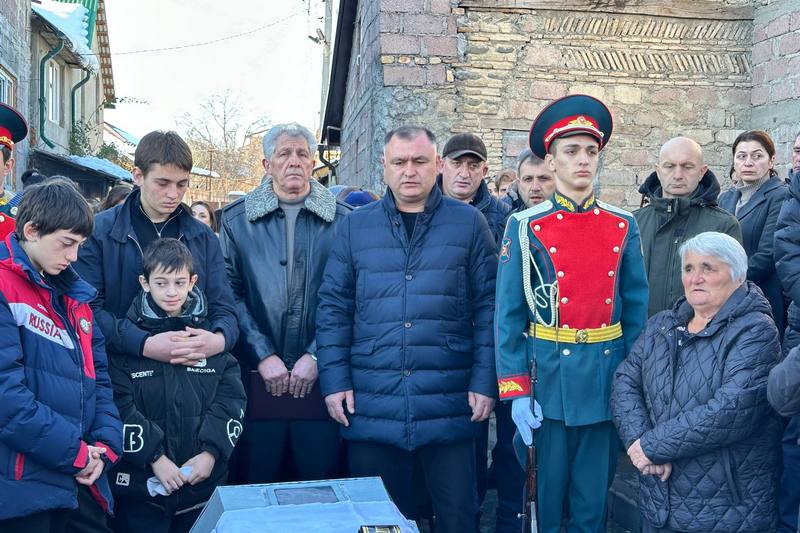 eqlbj6o6. Южная Осетия простилась с Батрбегом Остаевым