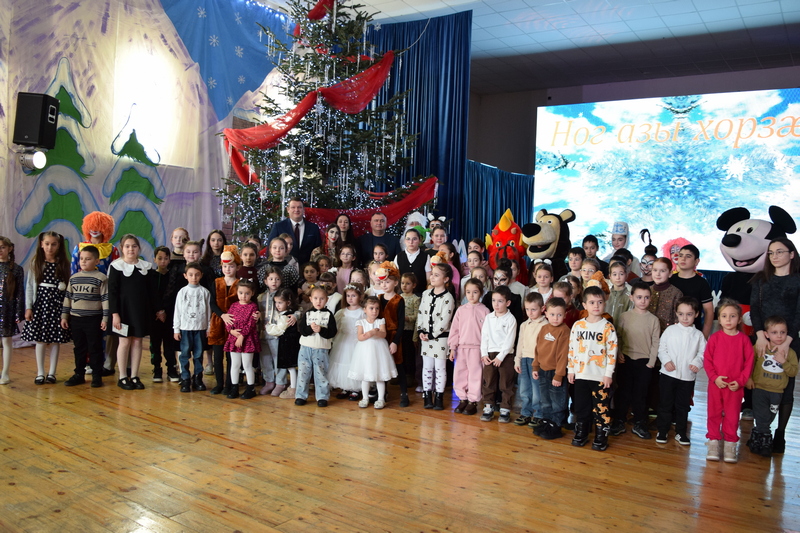 j77zwvs. В Цхинвале открылась Президентская елка