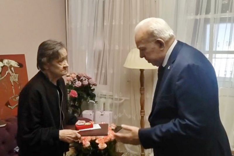 Алан Гаглоев наградил Ирину Таболову Орденом Почета