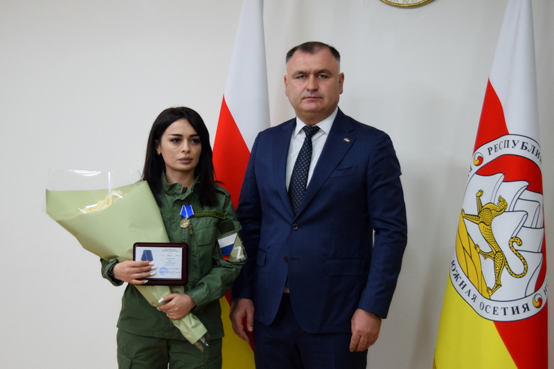 Алан Гаглоев наградил участниц поискового отряда «СВОих не бросаем»