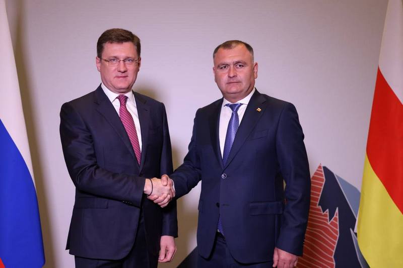 Александр Новак поздравил Президента Алана Гаглоева с Днем рождения