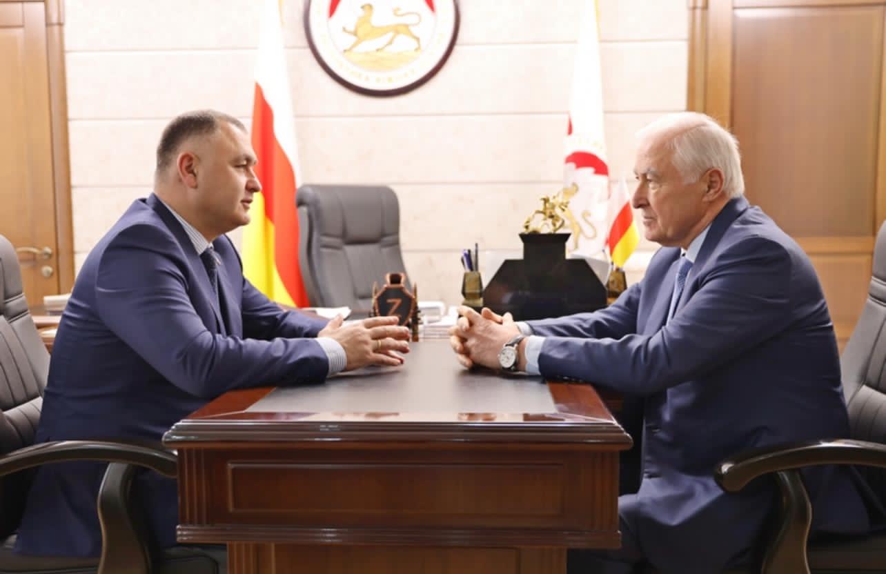 Леонид Тибилов поздравил Алана Гаглоева с Днем рождения