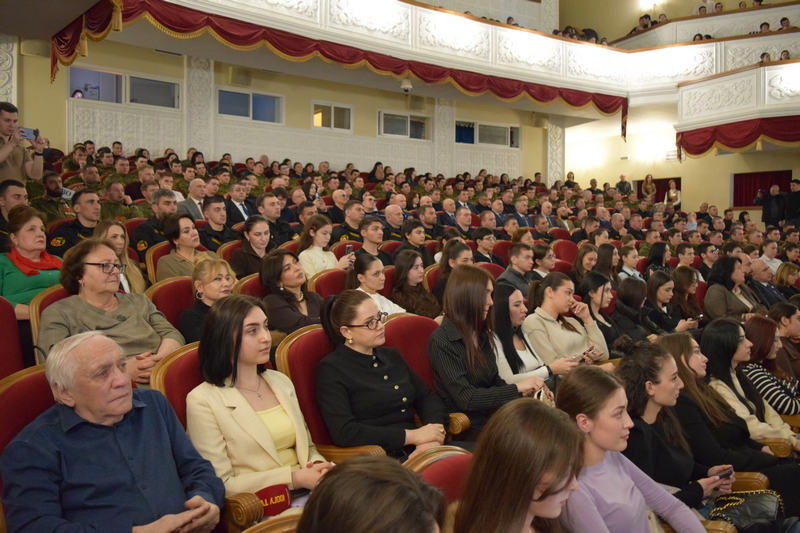 gs8gornj. Алан Гаглоев принял участие в открытии Международного молодежного форума «Знание. Герои»