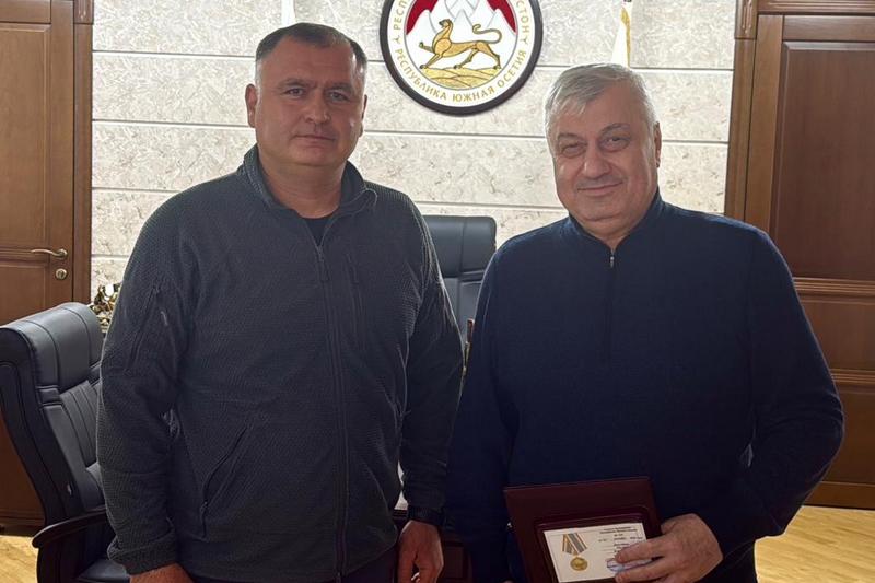 Эдуард Кокойты поздравил Алана Гаглоева с Днем рождения