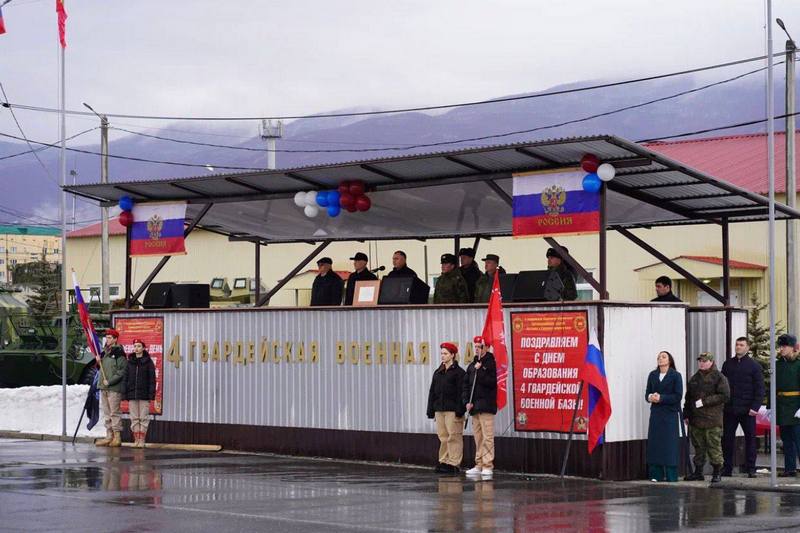 w0prffx. Алан Гаглоев принял участие в митинге в честь 17-й годовщины 4-й гвардейской военной базы