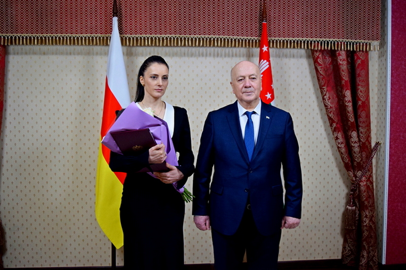 Алан Елбакиев передал Ирине Валиевой поздравительное послание Бадры Гунба