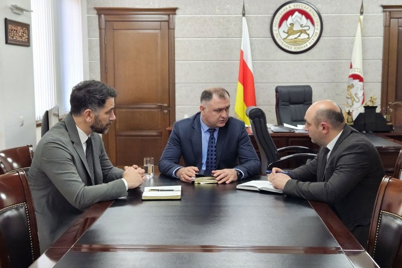 46fqb5f9. Встреча с Первым заместителем Председателя Правительства Константином Джиоевым и Министром культуры Григорием Мамиевым