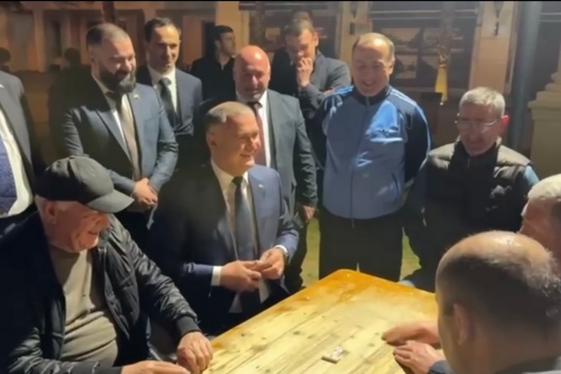 Алан Гаглоев совершил вечернюю прогулку по центру Сухума