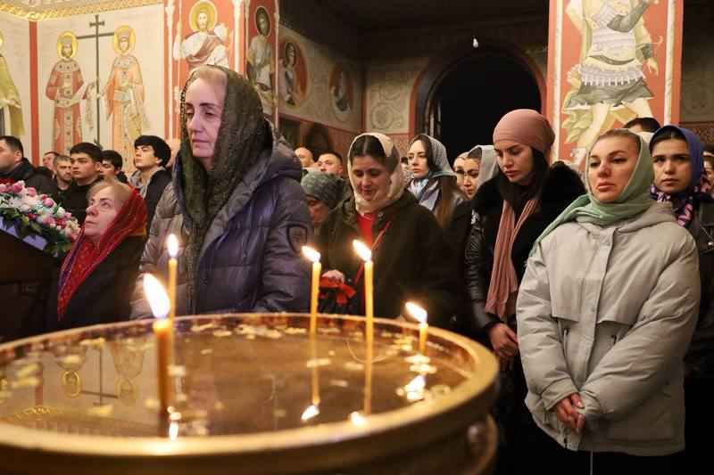 8clbwnqv. Алан Гаглоев посетил праздничные богослужения в храмах Цхинвала