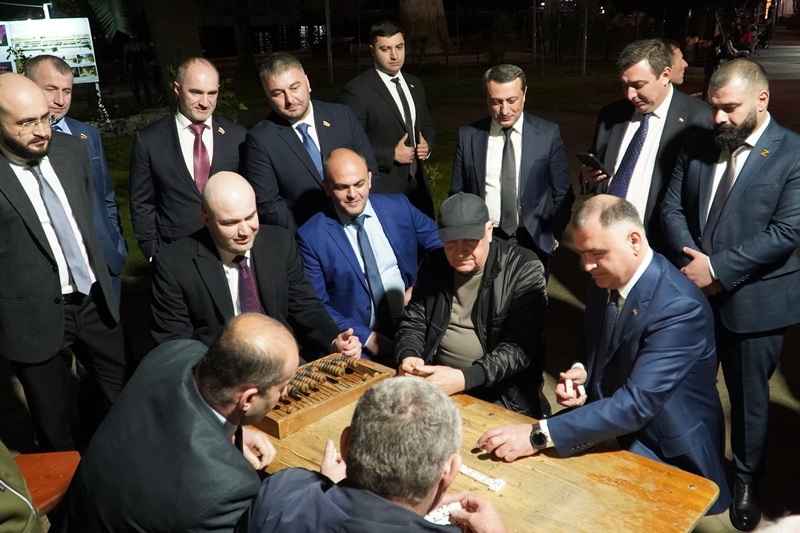 Алан Гаглоев совершил вечернюю прогулку по центру Сухума