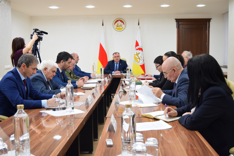 Алан Гаглоев провел первое заседание Комиссии по проведению конкурса биографических сочинений