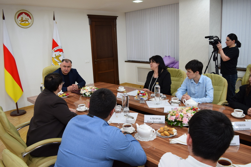 Алан Гаглоев вручил Президентские стипендии пяти студентам Цхинвальского многопрофильного колледжа