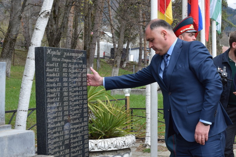 Алан Гаглоев почтил память жертв землетрясения в Дзауском районе