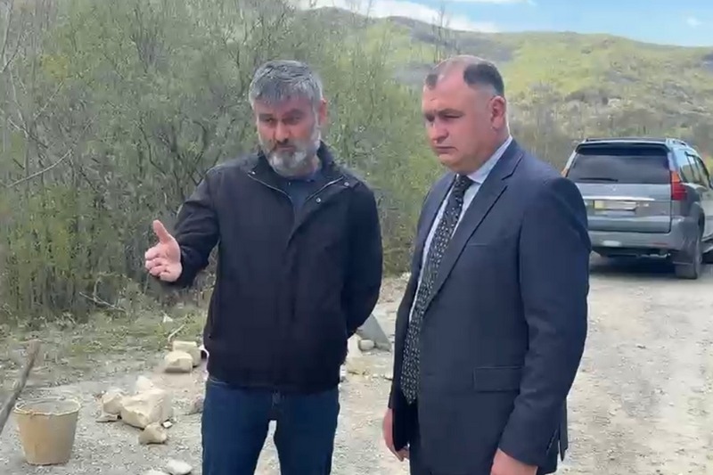 Алан Гаглоев посетил участок автомобильной дороги Гром-Цинагар, пострадавший в результате проливных дождей