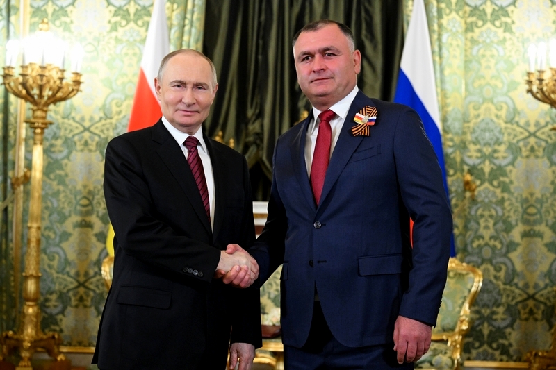 Алан Гаглоев поздравил Владимира Путина с Днем Победы