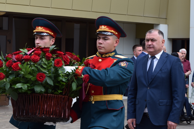 5npyo8mc. Алан Гаглоев возложил цветы к бюсту Тореза Кулумбегова