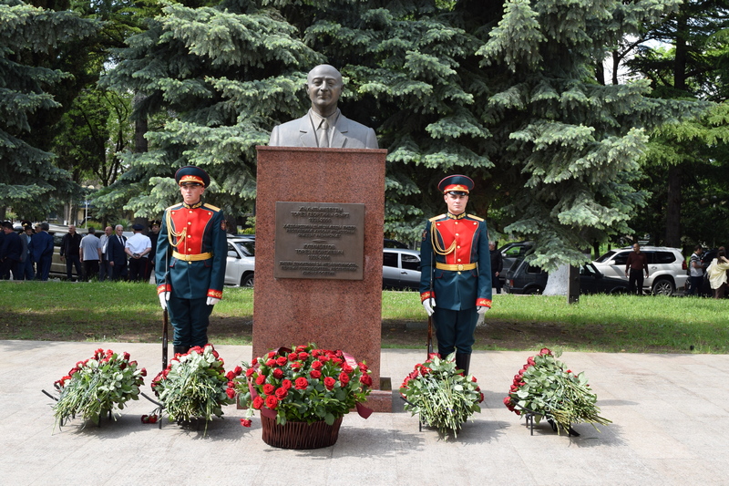 bui79msf. Алан Гаглоев возложил цветы к бюсту Тореза Кулумбегова