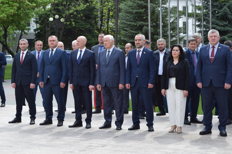 e2qynqt1. Алан Гаглоев возложил цветы к бюсту Тореза Кулумбегова